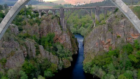 vista del viaducto de gundián sobre el río ulla con un dron volando por debajo del nuevo viaducto del ulla