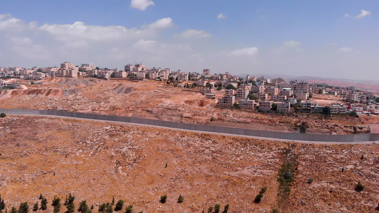Vista aerea sul campo profughi di Qalandiya e sul muro di sicurezza