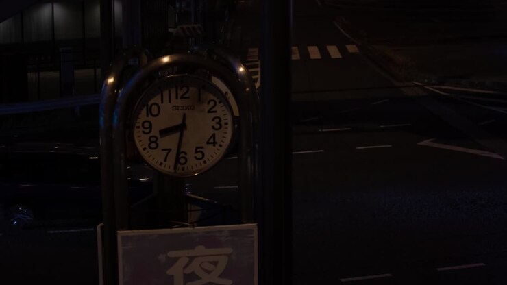 Timelapse notturno del traffico in una strada di Tokyo, in campo lungo.