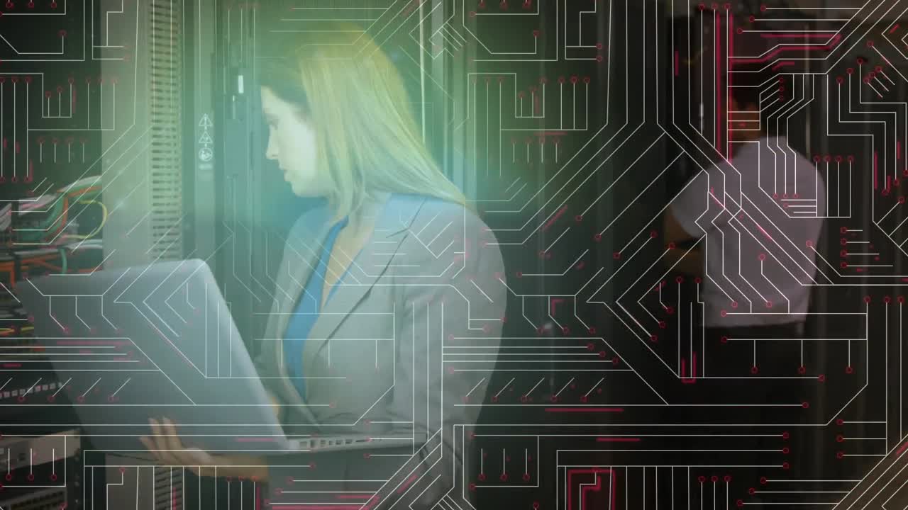 мужчина и женщина работают на компьютерном сервере, в то время как светящаяся материнская плата движется на переднем плане