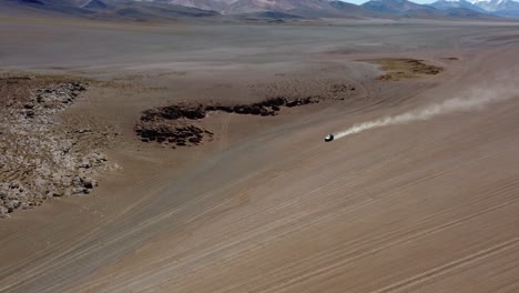 Antena-Giratoria:-Un-Camión-De-Turismo-Solitario-Recorre-La-Vasta-Arena-Del-Desierto