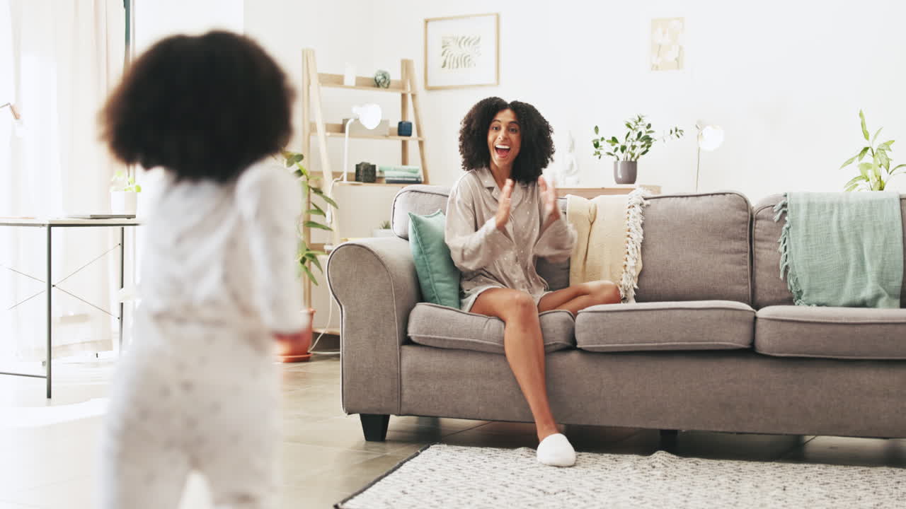 amor, abrazos y madre con su hijo