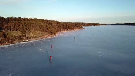 patinaje sobre hielo sobre hielo marino en naantali, finlandia