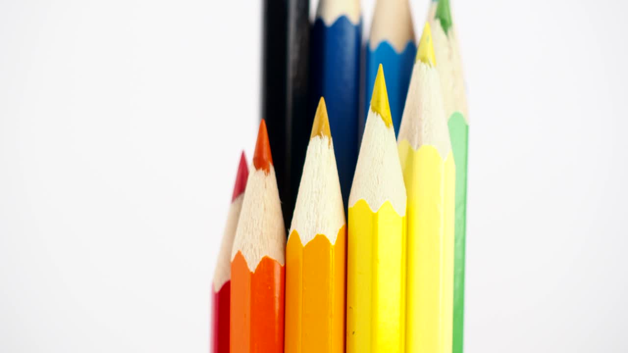 las coloridas plumas de madera giran en círculo