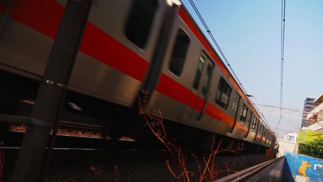 tren jr pasando por el ferrocarril de tokio, cámara lenta de 4k