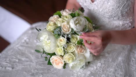 Neutral-color-roses-bouquet-hold-by-Bride-on-wedding-day,-Close-up-shot