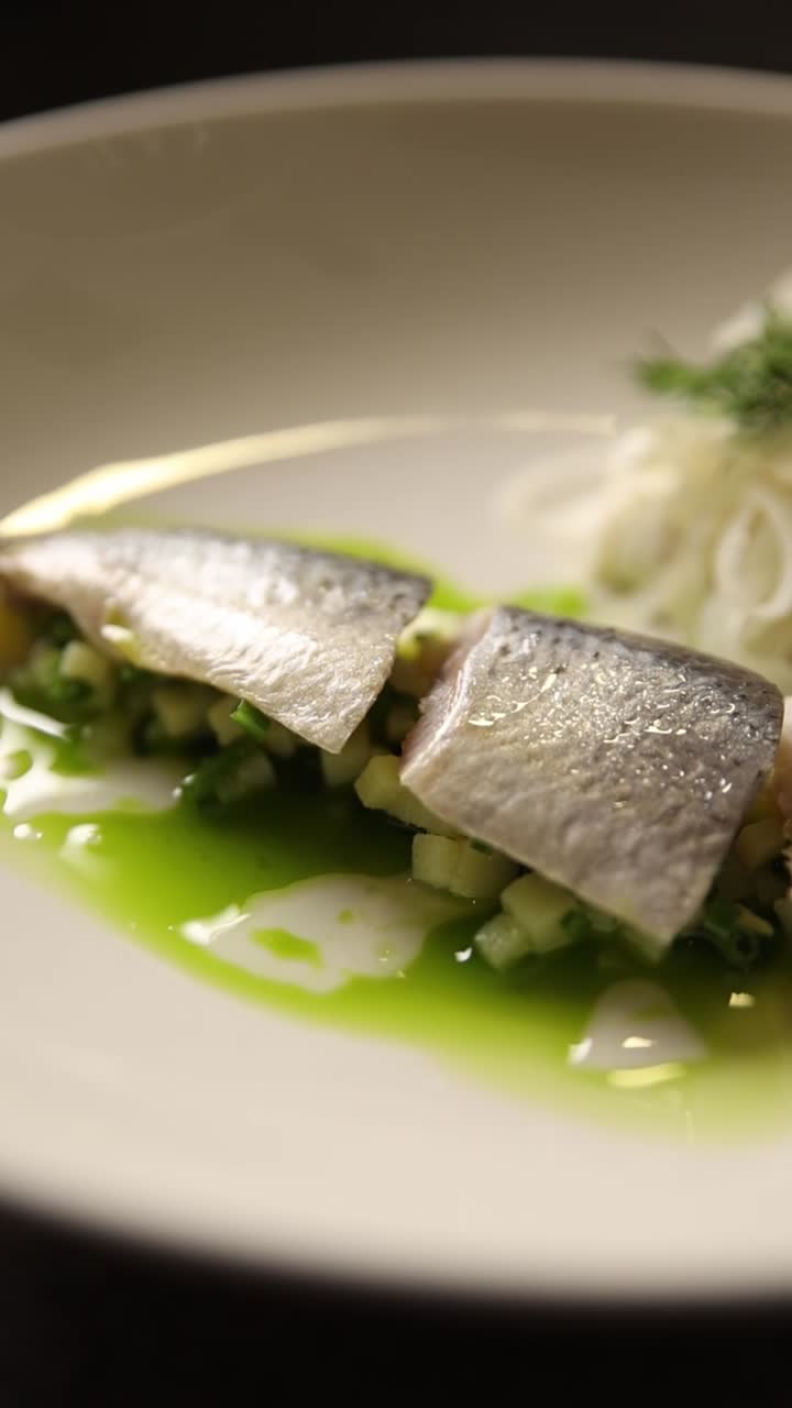 Sild med grøn sovs og dild