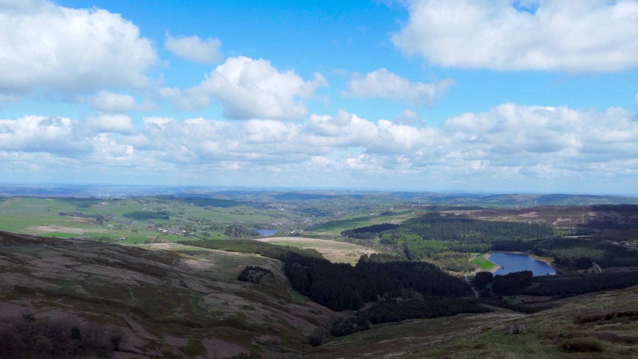 Veduta aerea del Peak District con riserve e il villaggio di Holmfirth.
