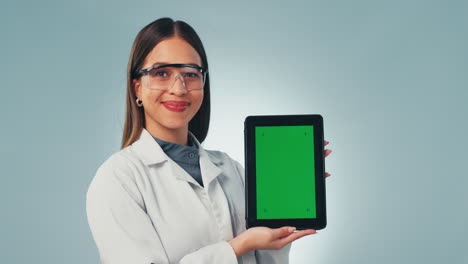 mujer científica, tableta y pantalla verde en el estudio