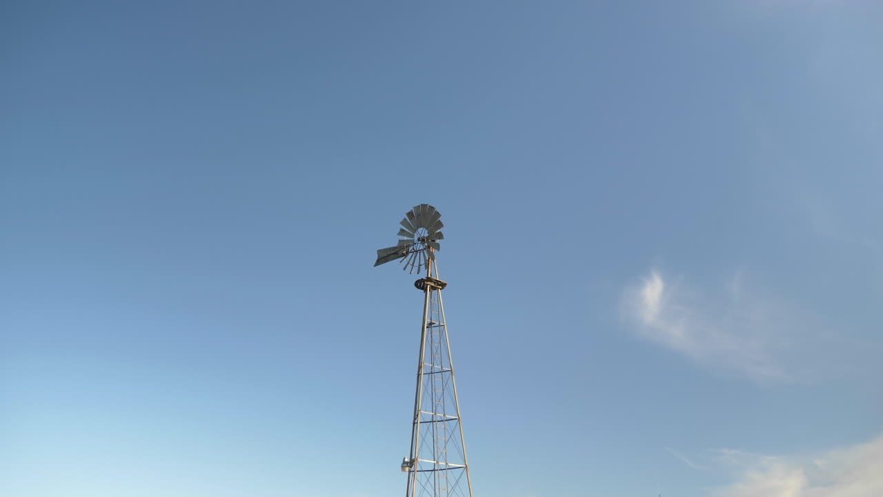 조용한 날에 금속 풍차의 넓은 영화 촬영