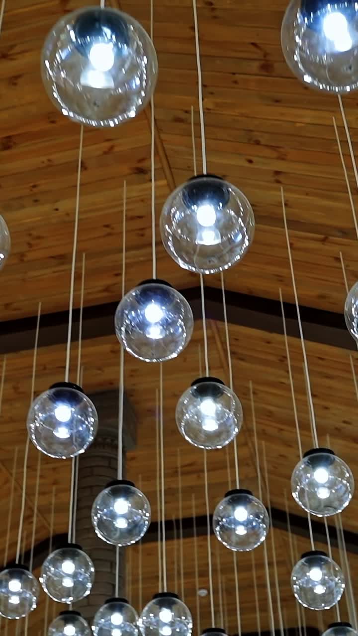 Moderne stilige lamper. Sett med stilige hengende taklamper i kjegleform