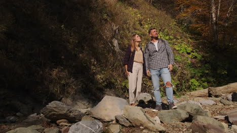 una pareja de senderistas en un bosque.