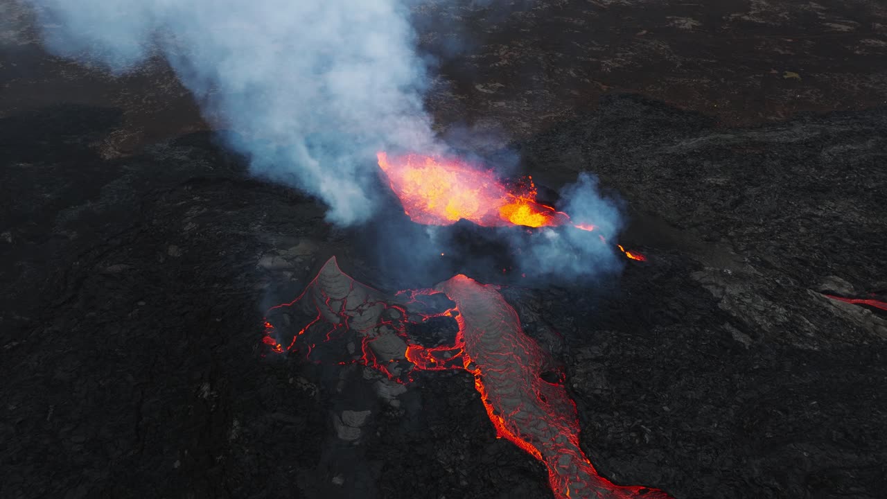 vista aérea del paisaje sobre la erupción volcánica en litli-hrutur, islandia, con lava y humo saliendo