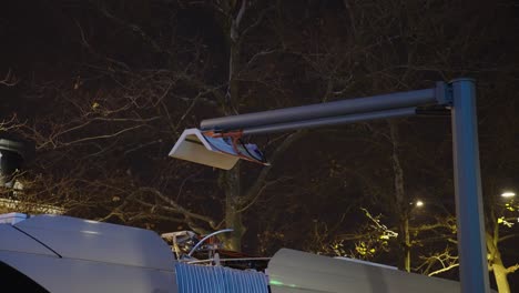 pantógrafo bajando, carga de autobús eléctrico por la noche.