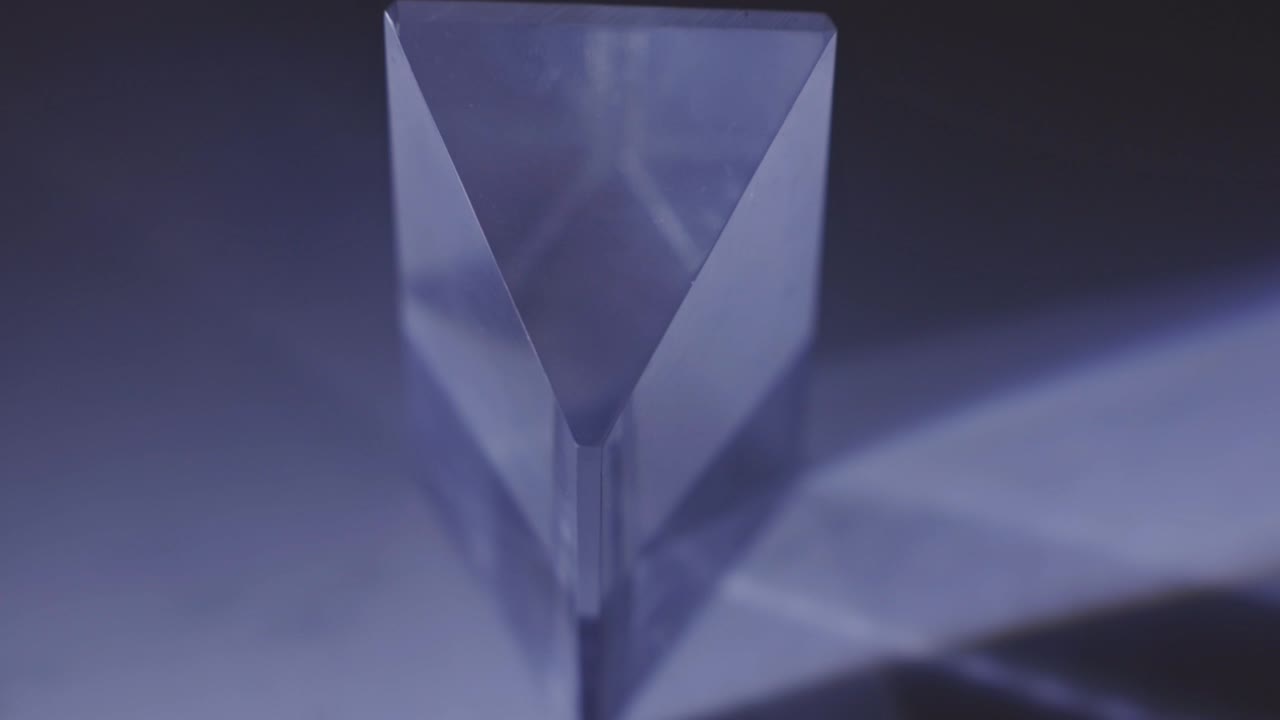 그림자가 있는 삼각형 투명 프리즘을 통해 굴절되는 빛