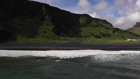 Luftschwarzer-Strand-Island-Und-Welle