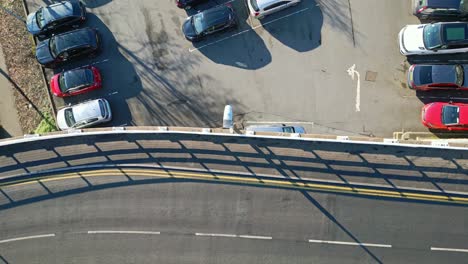 vista aérea cinemática hacia abajo del tráfico de estacionamiento de carreteras