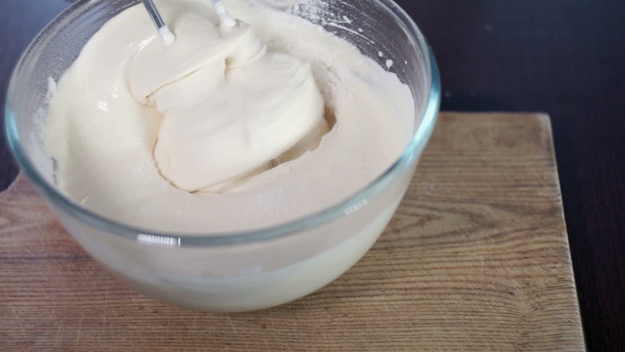 Mescolare ingredienti per dolci in una ciotola. Preparazione di dolci.