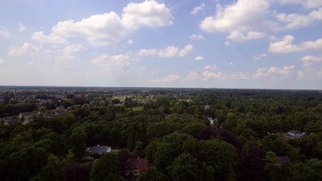 Un-Vuelo-De-Drones-Sobre-El-Bosque-Y-El-Pueblo-De-Kempen-En-Bélgica-Cerca-De-Antwerp