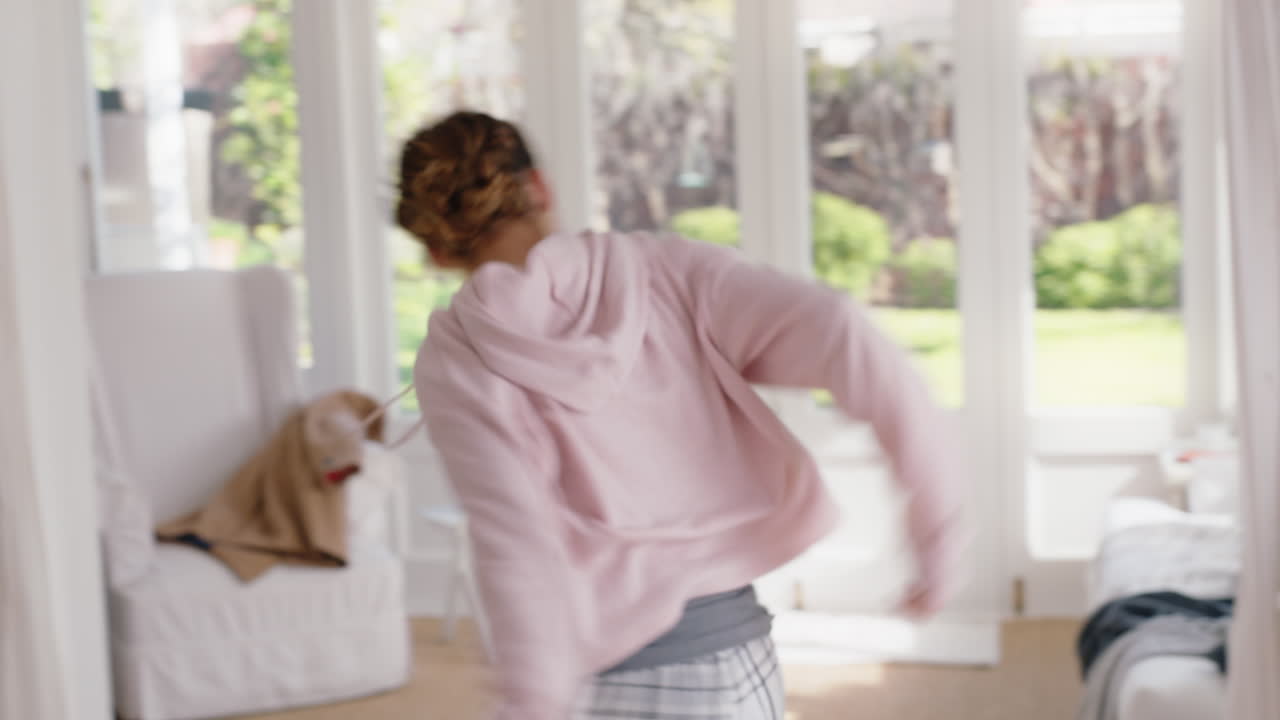 행복한 십대 소녀가 침실에서 음악에 맞춰 춤을 추고 주말 아침을 즐기고 즐겁게 축하하고 집에서 피자마를 입고 무관심한 생활 방식을 즐기고