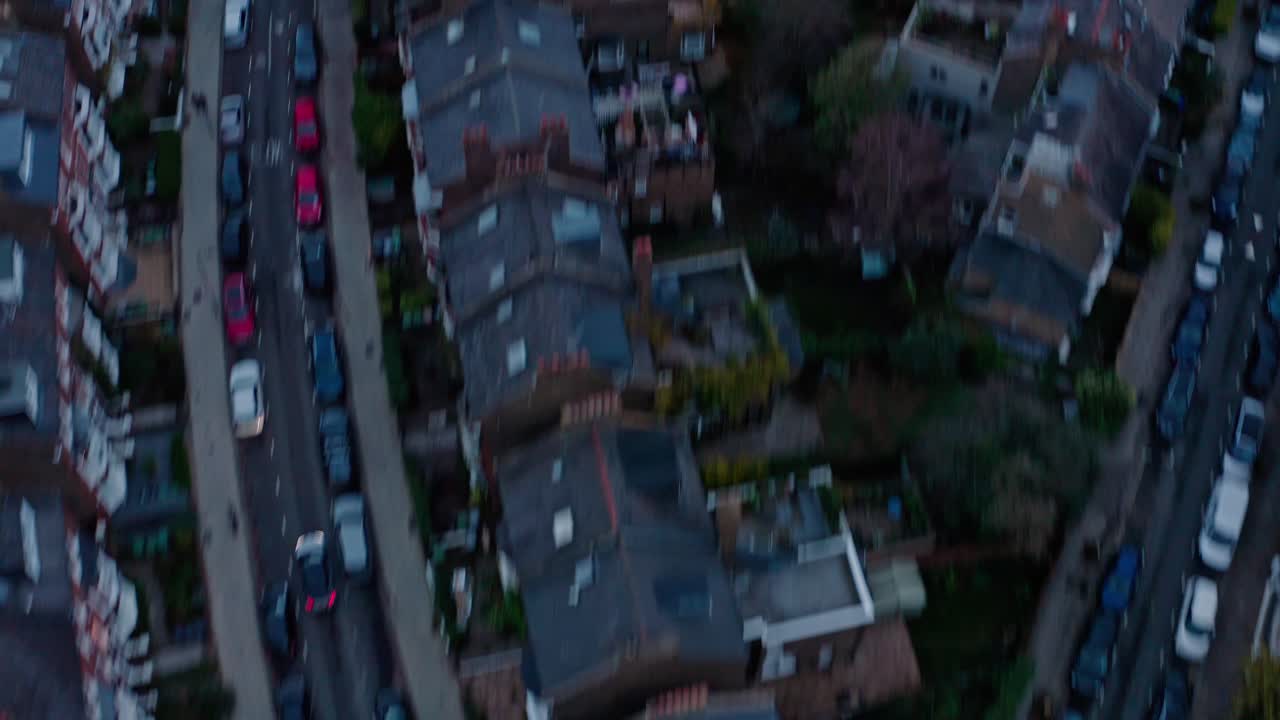 공중 팬 위로 주거용 건물 저녁에서 중앙 런던 스카이라인의 샷 공개