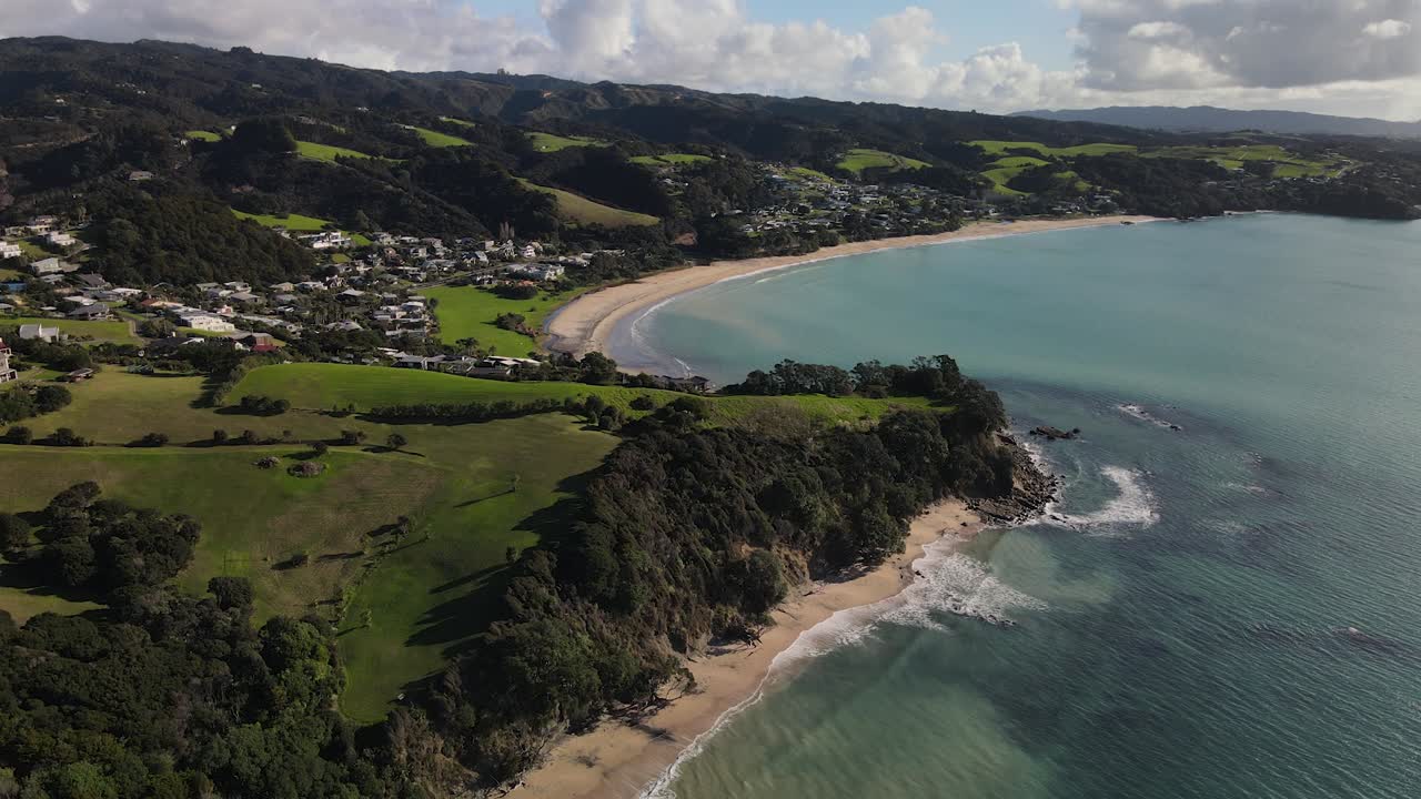 뉴질랜드 의 평화로운 랭스 해변, 모래 해변 이 있는 작은 만 의 공중 전망