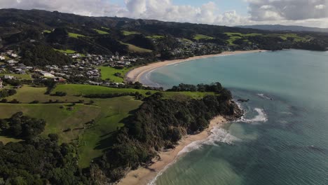 Luftaufnahme-Des-Ruhigen-Langs-Beach,-Einer-Kleinen-Bucht-Mit-Sandstrand-In-Neuseeland