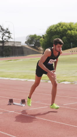 deportista enfocado corriendo