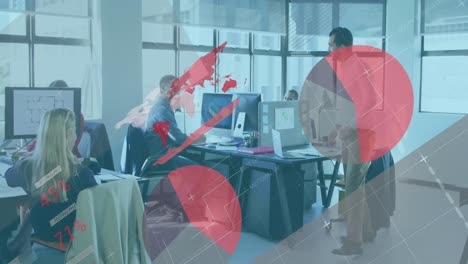 animación del procesamiento de datos financieros sobre diversas personas de negocios