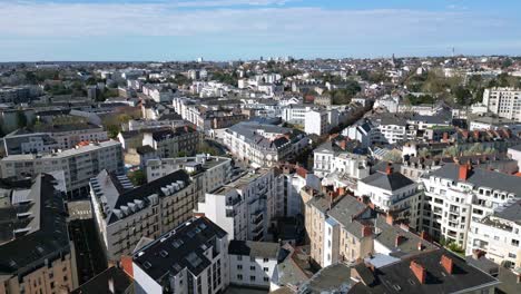 Paisaje-Urbano-De-Nantes,-Francia.-Ascenso-Aéreo