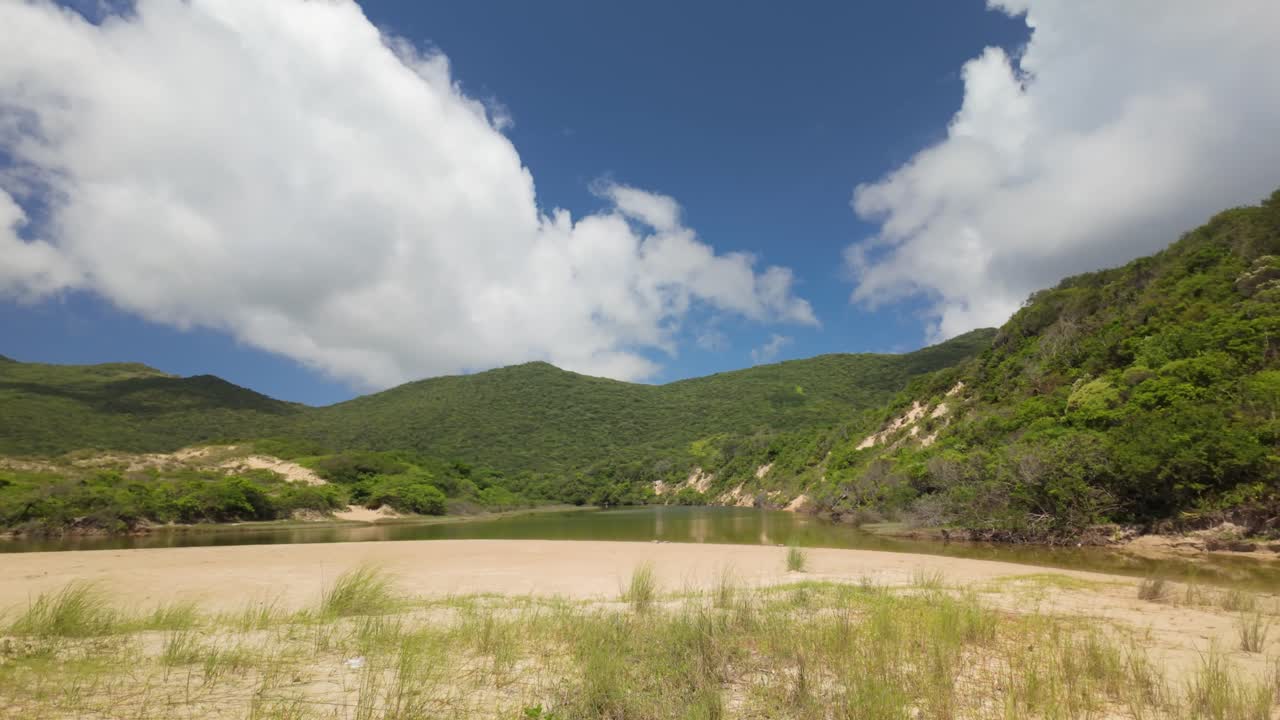 Plano en movimiento a cámara lenta de una laguna natural en una playa apartada de Florianópolis, Brasil.