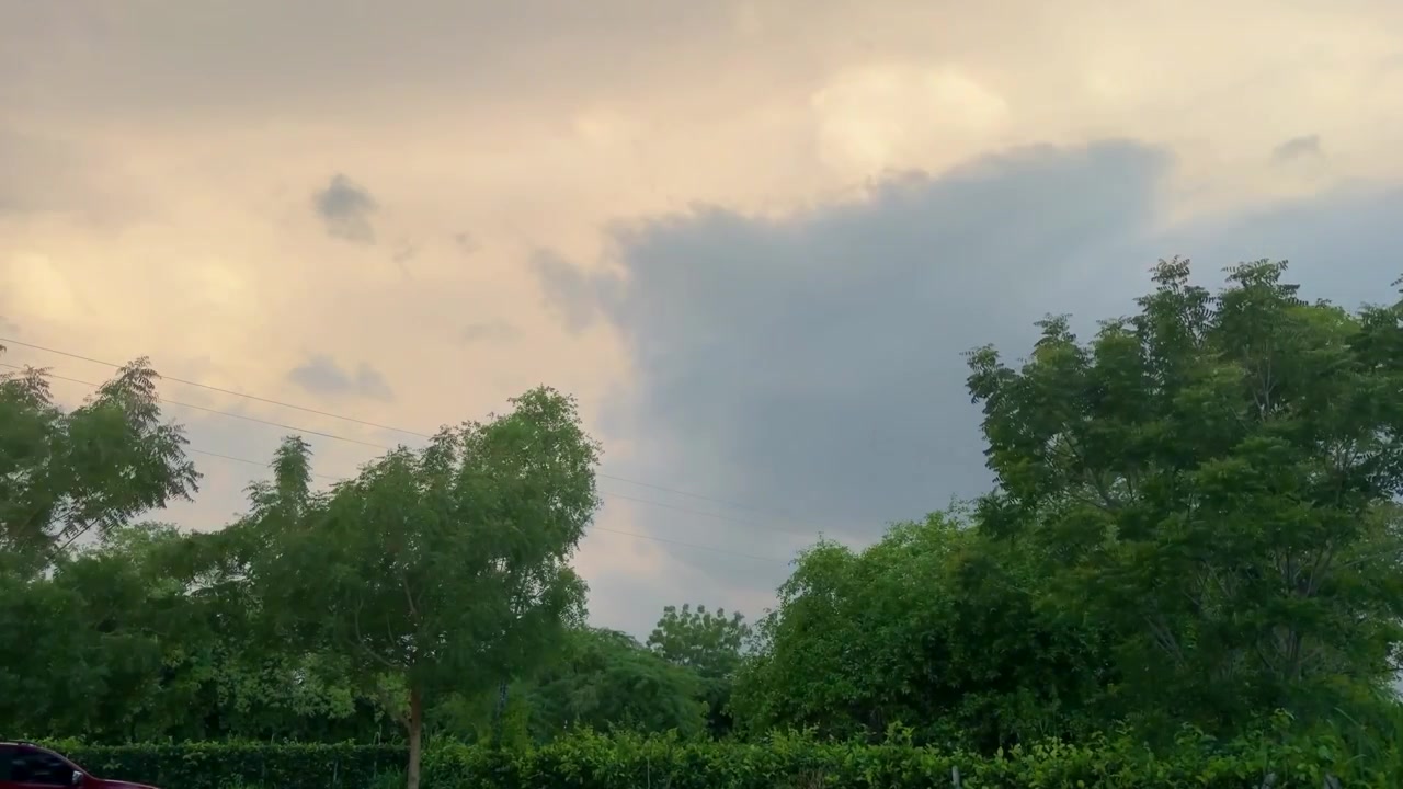 ऊपर जमा हो रहे तूफानी बादलों का टाइम लैप्स।