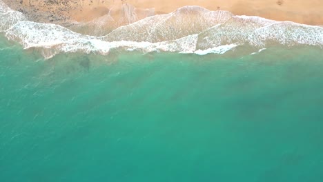 Paisaje-Marino-De-Verano-Hermosas-Olas,-Agua-De-Mar-Azul-En-Un-Día-Soleado