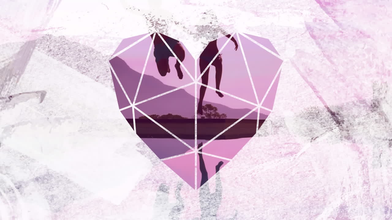 pareja saltando al lago a través del primer plano en forma de corazón