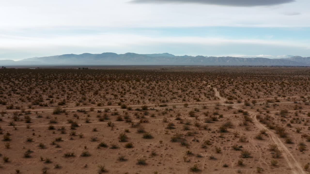 vista aérea de la cuenca del desierto de mojave con las escarpadas montañas en el horizonte