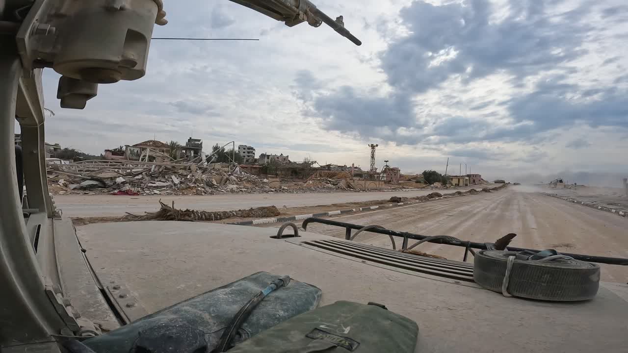Zona di guerra: Devastazione e distruzione in una zona di combattimento desertica