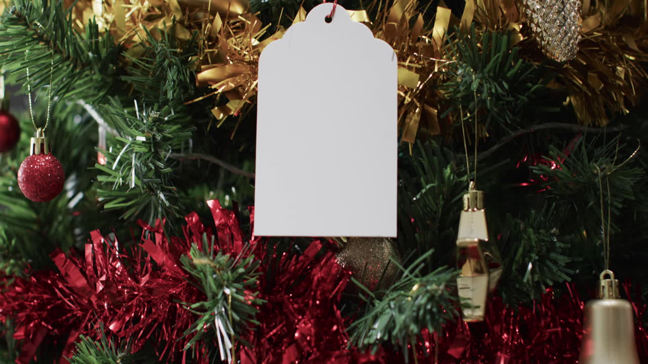 video del árbol de navidad con decoraciones y etiqueta con espacio de copia