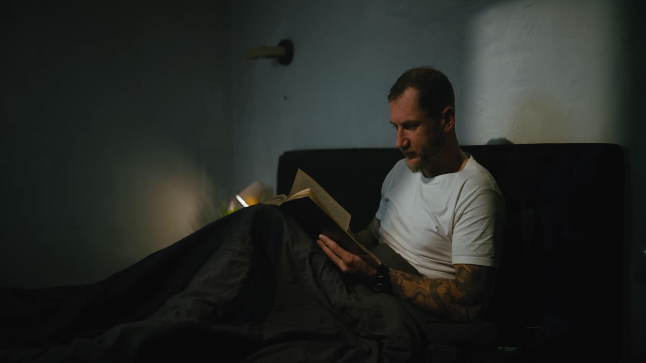 hombre leyendo en la cama por la noche