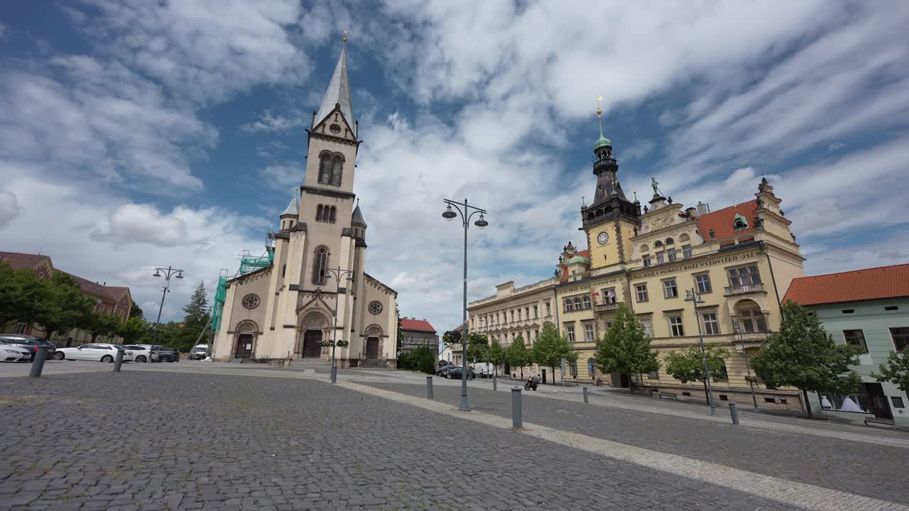 Piazza a Kladno, Repubblica Ceca, Europa, con municipio, chiesa e cielo azzurro con nuvole