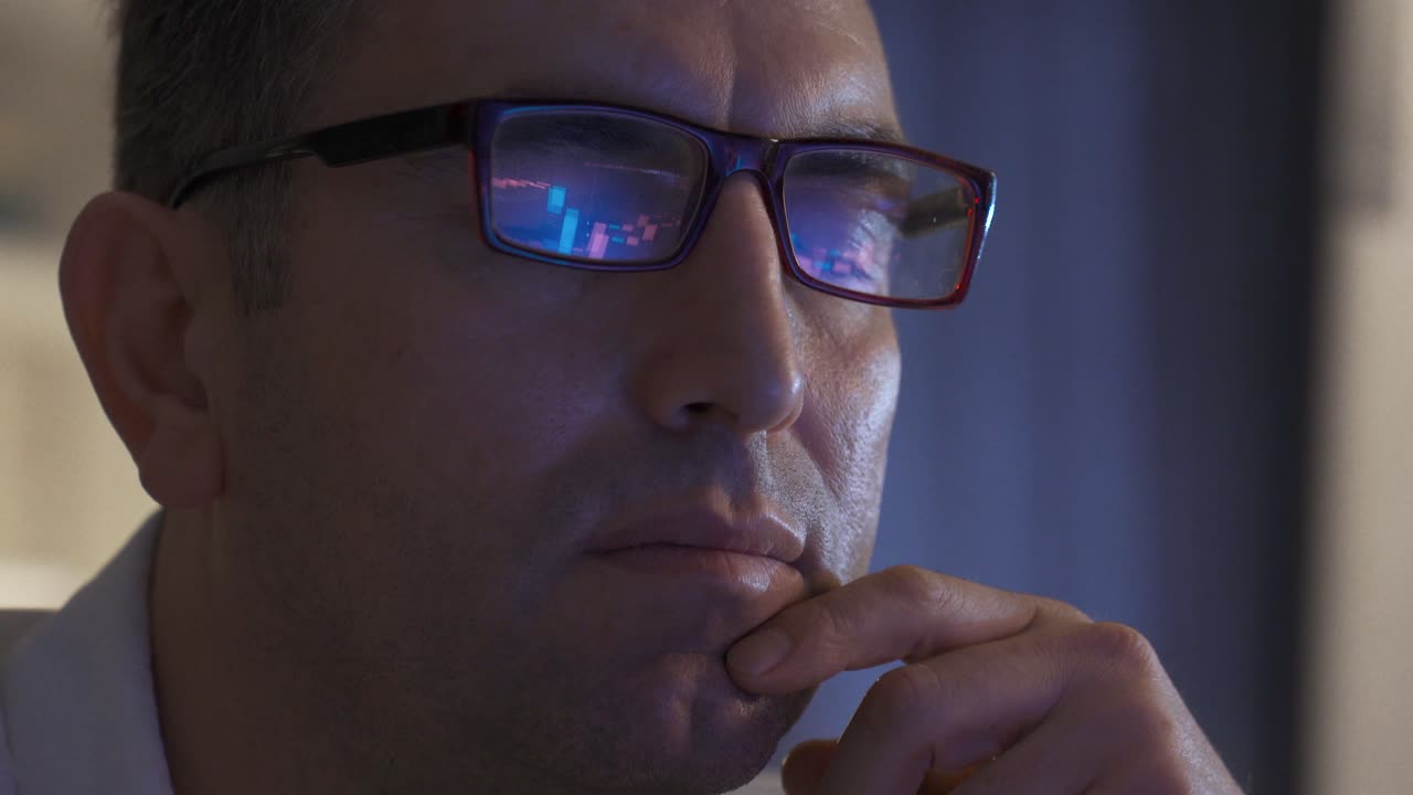 especialista en el mercado de valores que hace un análisis detallado del mercado.