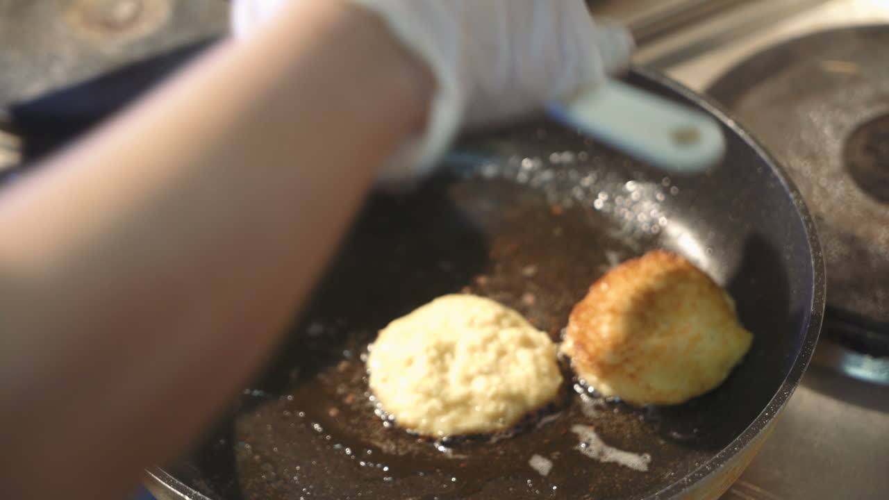 Tilberedning af gyldne sprøde kartoffelpandekager på en stegepande. Grøntsagspandekager