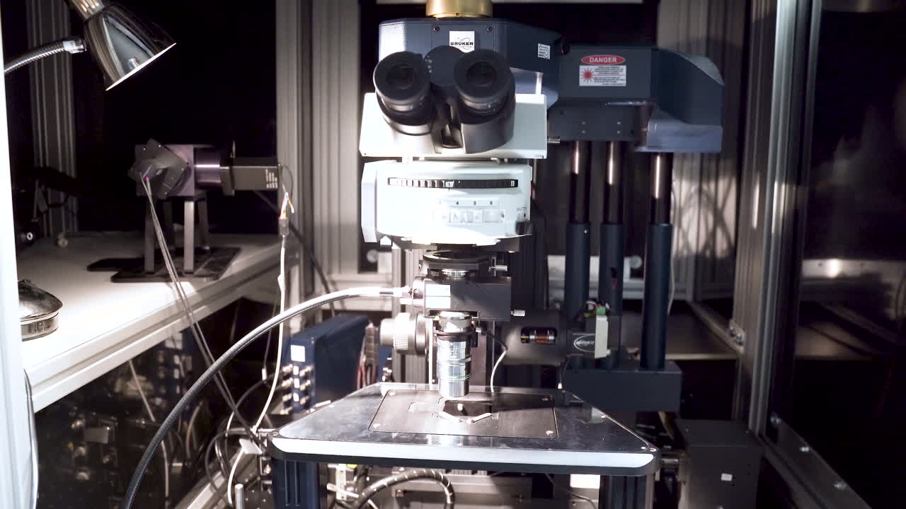 высокотехнологичный профессиональный лабораторный микроскоп в офисе, крупный план