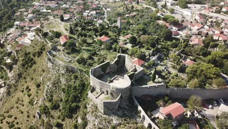 Luftaufnahme-Der-Alten-Ummauerten-Stadt,-Der-Mittelalterlichen-Stadtburg-Von-Stari-Bar,-Montenegro