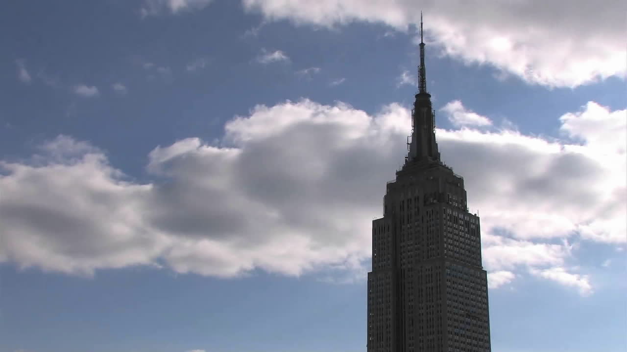 las nubes ruedan pasan el edificio empire state