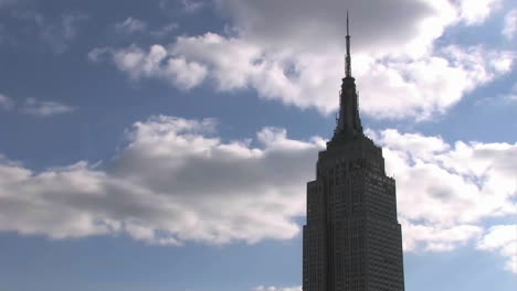 Wolken-Rollen-Am-Empire-State-Building-Vorbei