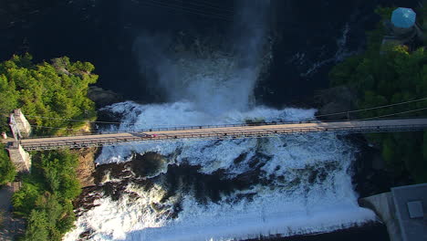 Impresionante-Puente-Colgante-Sobre-La-Cascada-De-Montmorency-Falls-En-Quebec,-Aéreo