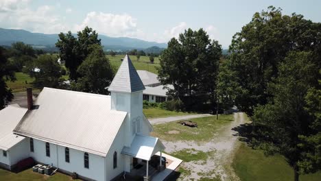 Ausziehbarer-Arial-Der-Serene-Chapel-In-Der-Nähe-Von-Abington,-Virginia