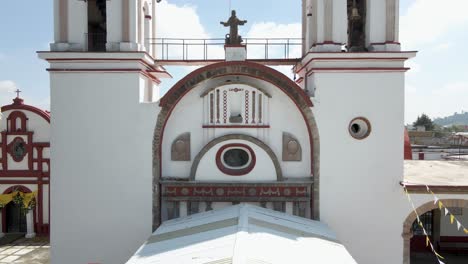 Vista-Aérea-Muy-Cerca-De-Cámara-Lenta-De-Los-Campanarios-De-La-Catedral-De-Almoloya-En-México-En-Un-Día-Soleado