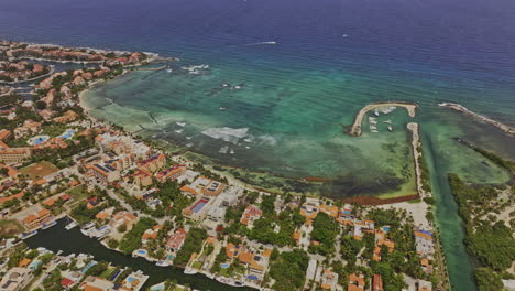 Puerto-Aventuras-México-Vista-Aérea-V2-Vista-Aérea-Drone-Sobrevolando-Complejos-Turísticos-Y-Casas-De-Vacaciones-Frente-Al-Mar-Capturando-El-Hermoso-Puerto-Deportivo,-La-Ensenada-La-Bocana-Y-El-Océano---Filmado-Con-Mavic-3-Pro-Cine---Julio-De-2023