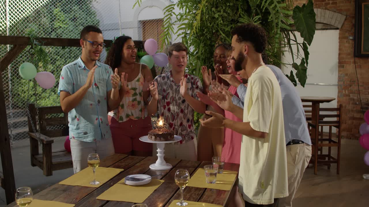 amigos celebrando un cumpleaños con pastel y chispas